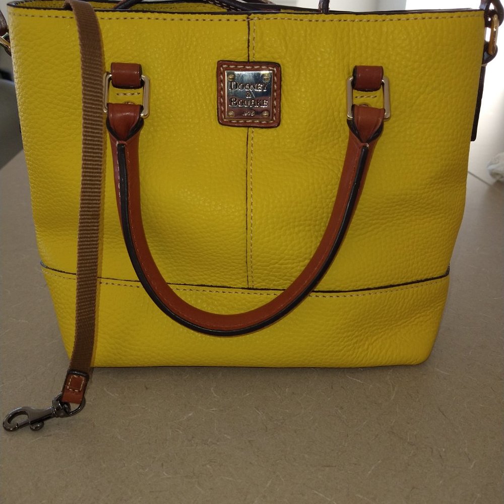 New Dooney & Bourke Mustard 100% Pebble Leather Purse With Shoulder Strap